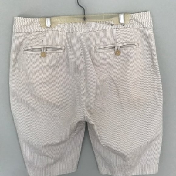 Banana Republic Bermuda Shorts - Picture 2 of 4